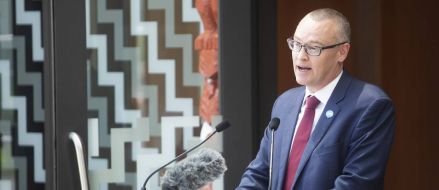 La ley de cannabis medicinal se aprueba, con un mercado regulado prometido dentro de un ao y una defensa legal hasta entonces en Nueva Zelanda.